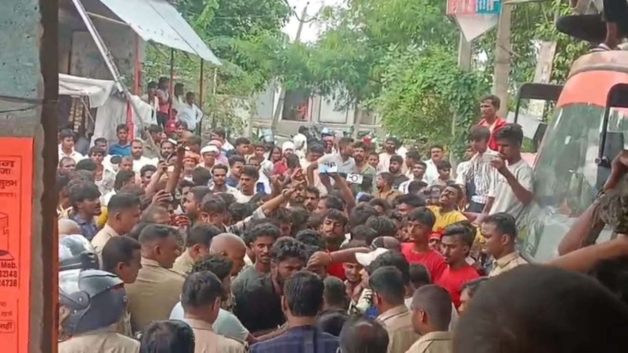 Accused of damaging the national flag, villagers surrounded Gorakhpur, Jhangha police station. Uproar