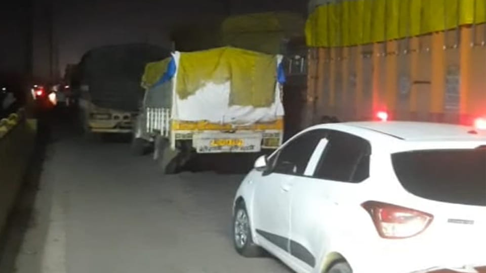 Kanpur: Truck loaded with ballast breaks down on Jajmau Ganga Bridge, highway jammed