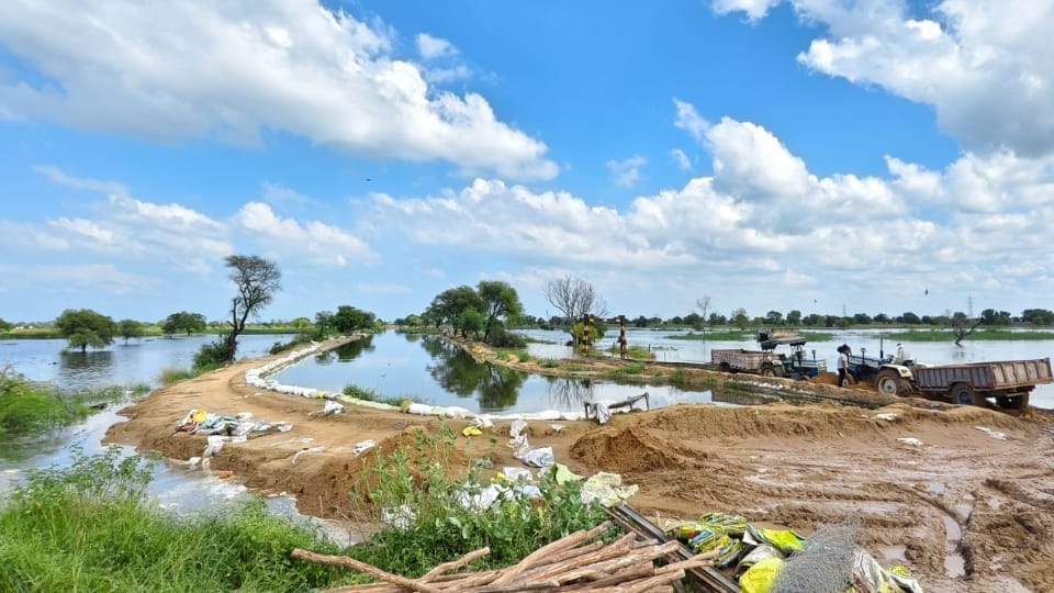 Haryana Flood 2025 Drains Breach in Fatehabad-Hisar,Villagers Forces Migrate Amid Waterlogging