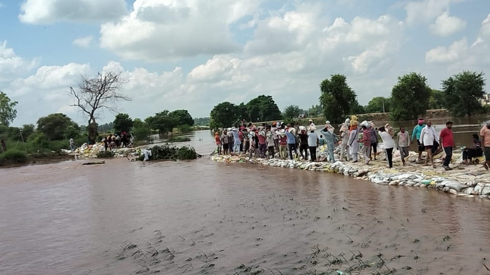 Haryana Flood 2025 Drains Breach in Fatehabad-Hisar,Villagers Forces Migrate Amid Waterlogging