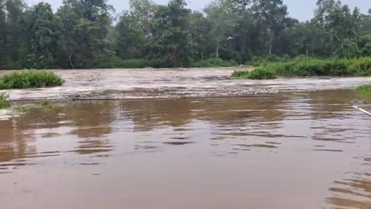 3 friend were swept away by the strong current while crossing the river, one youth died, two saved their lives
