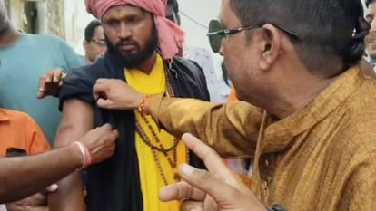 कार्यकर्ताओं का आरोप- इस संदिग्ध के हाथ पर लिखा है शाहिद