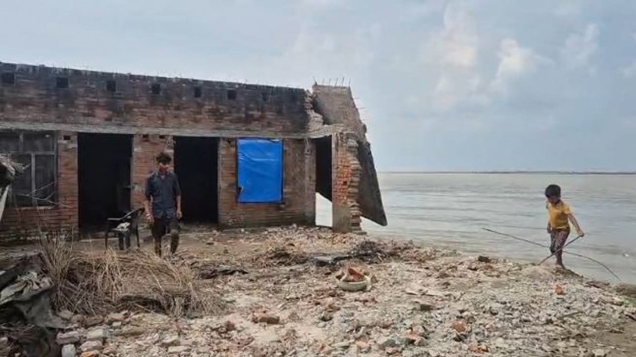 five houses washed away into the Sharada river due to erosion in Lakhimpur kheri