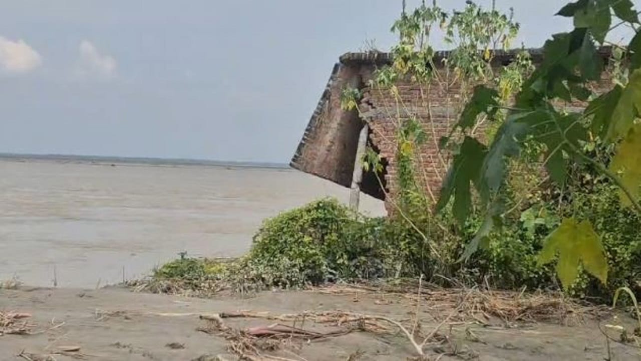 five houses washed away into the Sharada river due to erosion in Lakhimpur kheri