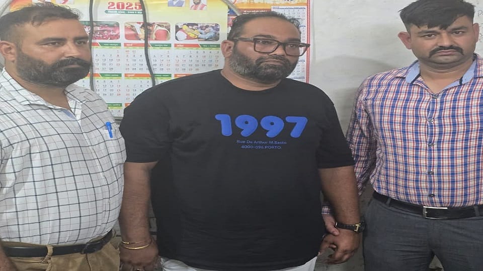Electricity department JE caught taking bribe