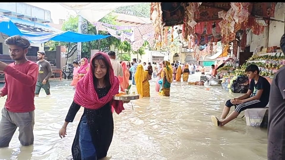 UP Floods news yamuna crosses danger level after 47 years and water reach at taj mahal in agra