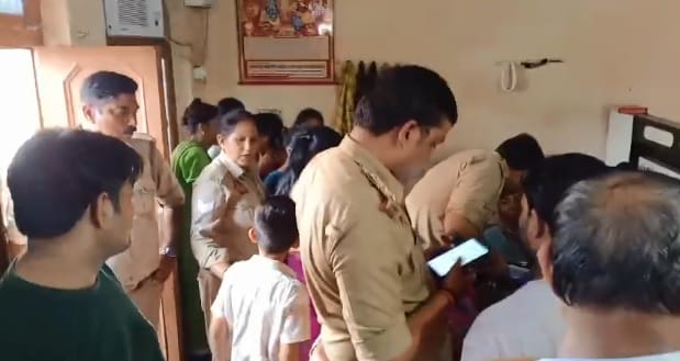 Kanpur Rs 30 lakh looted from a sack traders house in broad daylight women held hostage and beaten