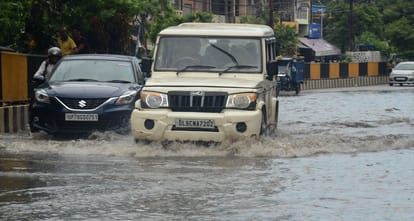 Kanpur Disaster rained city jammed waterlogging in localities vehicles overturned in pits