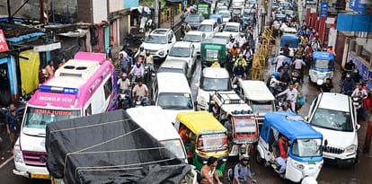 Kanpur Disaster rained city jammed waterlogging in localities vehicles overturned in pits