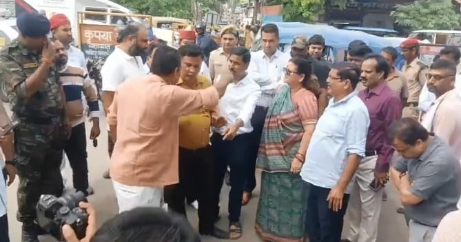 Kanpur Mayor gets angry over waterlogging tries to push Metro officer into drain says-problem solved soon