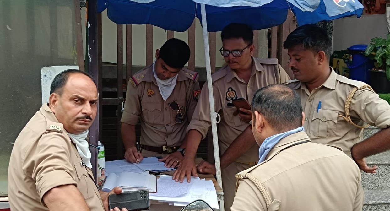 Kanpur There was stir after finding five day old dead body of elderly person foul smell was coming from house