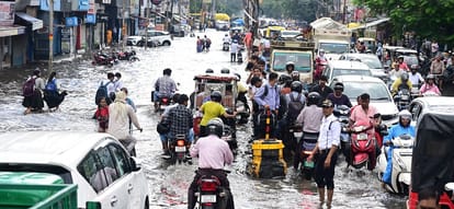 Kanpur Disaster rained city jammed waterlogging in localities vehicles overturned in pits