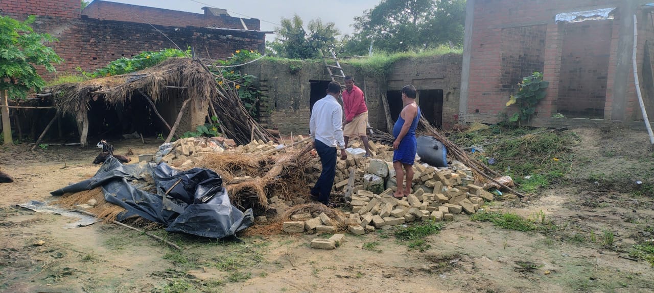 Fatehpur Old Lady Dies Due To Falling Of Kutcha Wall Accident Happened  While Sleeping Lekhpal Investigated - Amar Ujala Hindi News Live - Fatehpur:कच्ची  दीवार गिरने से वृद्धा की मौत, चारपाई पर