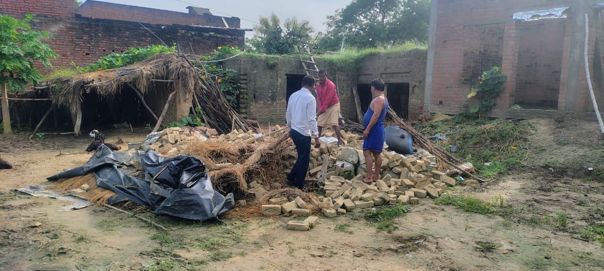 Fatehpur Old lady dies due to falling of kutcha wall accident happened while sleeping Lekhpal investigated