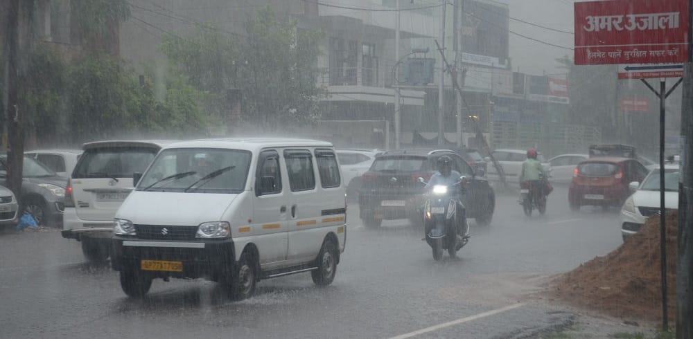 Kanpur Weather Rain is happening due to moisture coming from  mountains monsoon may continue even after 15