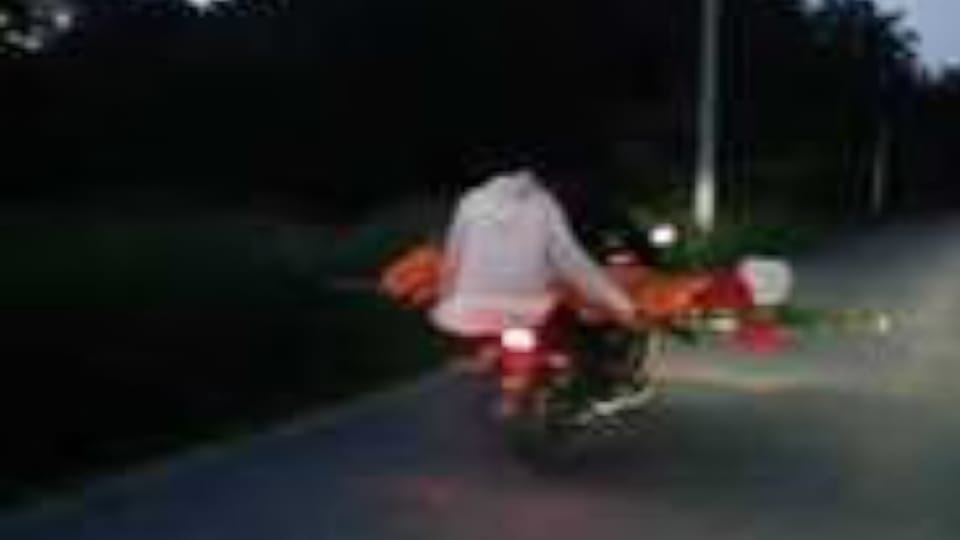 Kaushambi News There was tussle over last rites in Kaushambi video of carrying dead body on a bike went viral