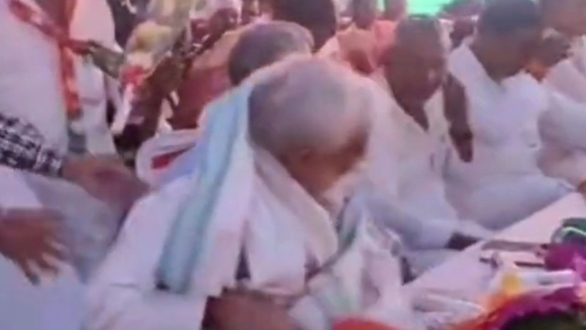 मंच पर गिरे अश्विनी चौबे