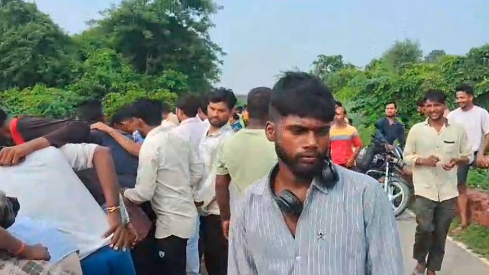 body of young man found floating in drain in Lucknow blood stains scattered on road police is investigating
