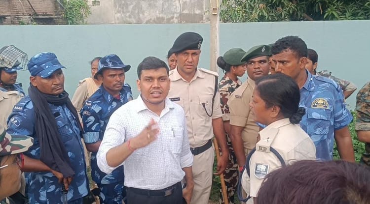 Bihar: 15 साल से दबंगों द्वारा कब्जाई गई जमीन को राजस्व पदाधिकारी ने कराया मुक्त, पीड़ित रास्ते की कर रहे मांग