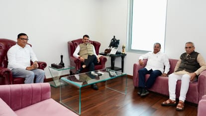 मुख्यमंत्री देवेंद्र फडणवीस के साथ महाराष्ट्र कांग्रेस के नेता