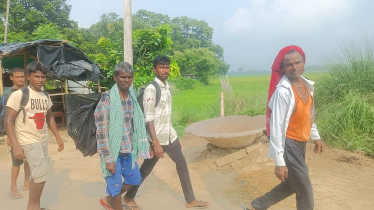 Indo-Nepal Border: नेपाल में प्रदर्शन के बीच लोगों का पलायन शुरू, सैकड़ों लोग भारत में दाखिल होते दिखे