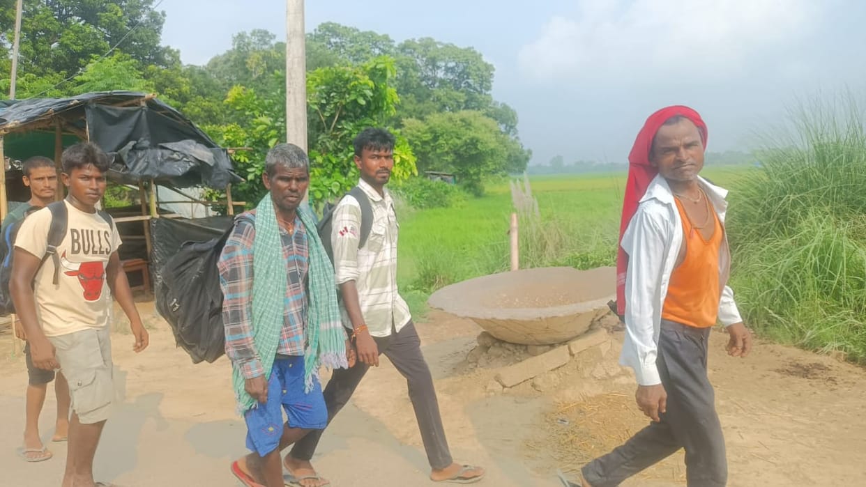 Indo-Nepal Border: Migration begins amid protests in Nepal, hundreds of Nepalese seen entering India