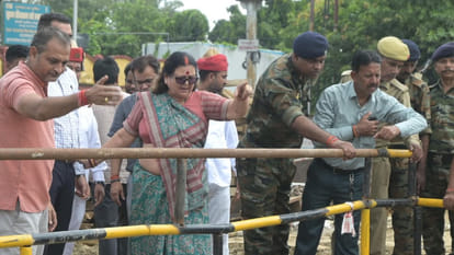 Kanpur: Mayor expressed displeasure on Metro's arbitrariness during inspection, pushed the officer into mud