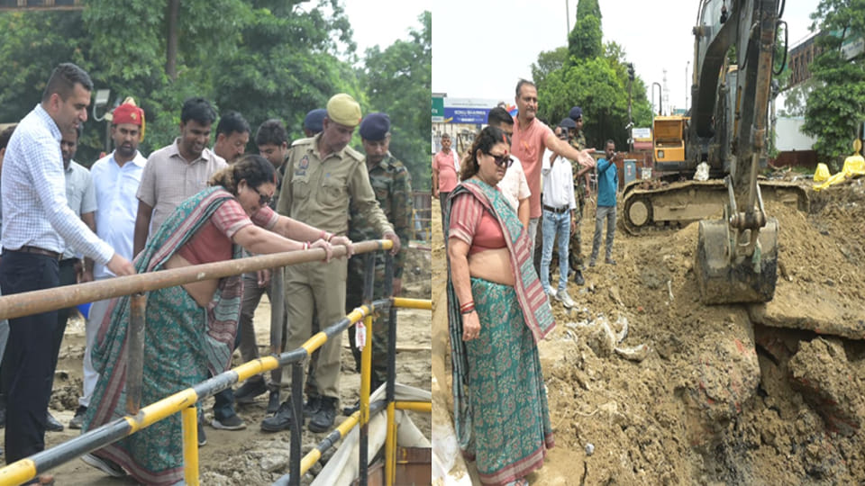 Kanpur: Mayor expressed displeasure on Metro's arbitrariness during inspection, pushed the officer into mud