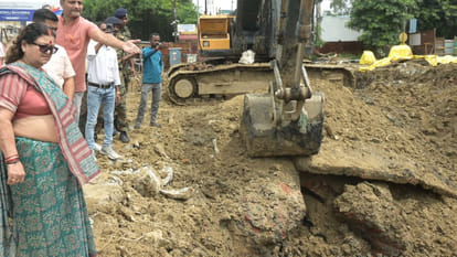 Kanpur: Mayor expressed displeasure on Metro's arbitrariness during inspection, pushed the officer into mud