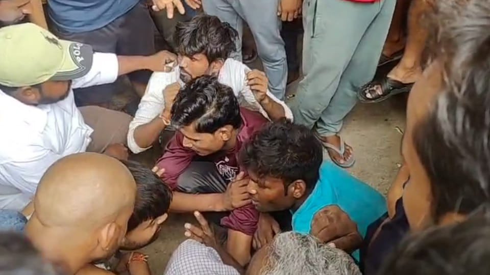 Kanpur: Public beat three youths mistaking them for thieves in Sachendi, video goes viral