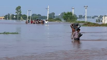 बारिश, बाढ़ और भूस्खलन: पंजाब में अब तक 51 की मौत... हरिद्वार में ट्रैक पर गिरा मलबा, 23 ट्रेनें प्रभावित Life disrupted due to rain, flood and landslide in North India