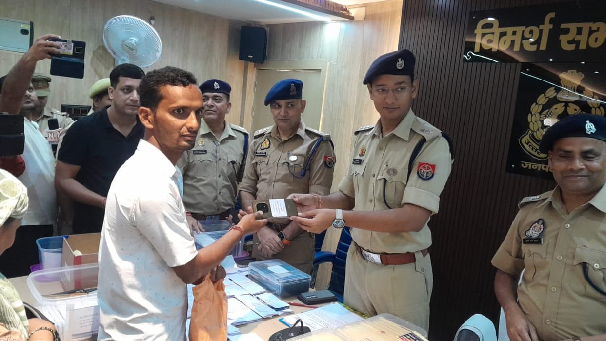 Police recovered 360 lost mobile phones in mathura