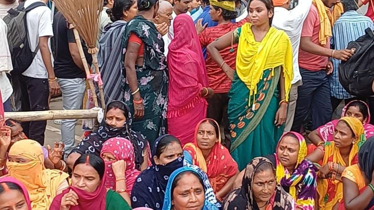 Bihar News: लखीसराय में सफाईकर्मियों का सड़क जाम, चार घंटे ठप रही आवाजाही; इस बात पर हुए आगबबूला