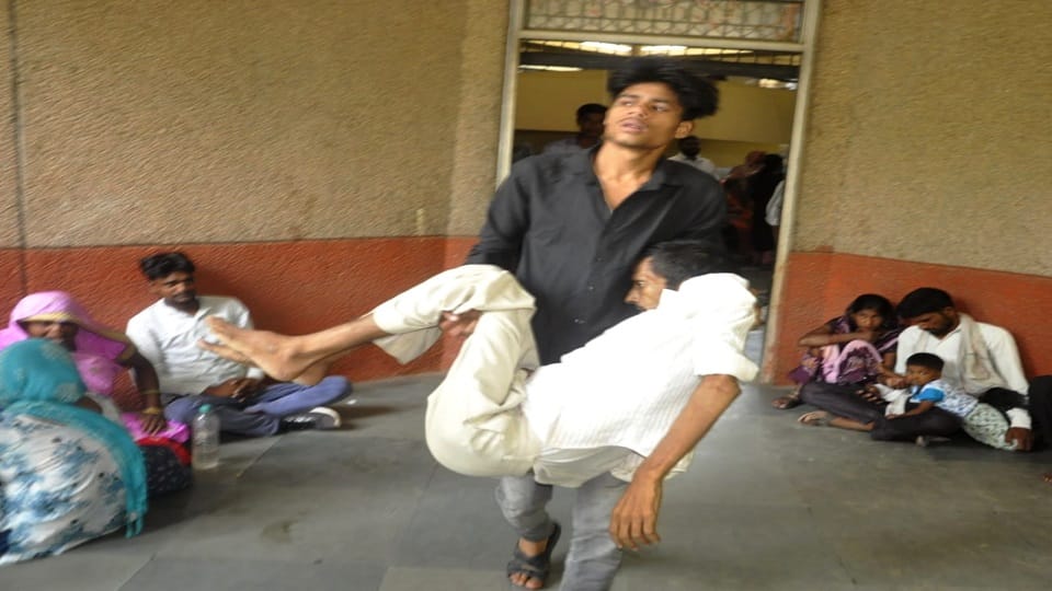 son carried the dead body of his father in his lap
