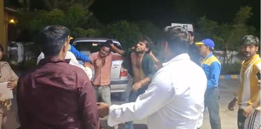 Insistence on getting petrol without helmet Pump owner was chased and beaten