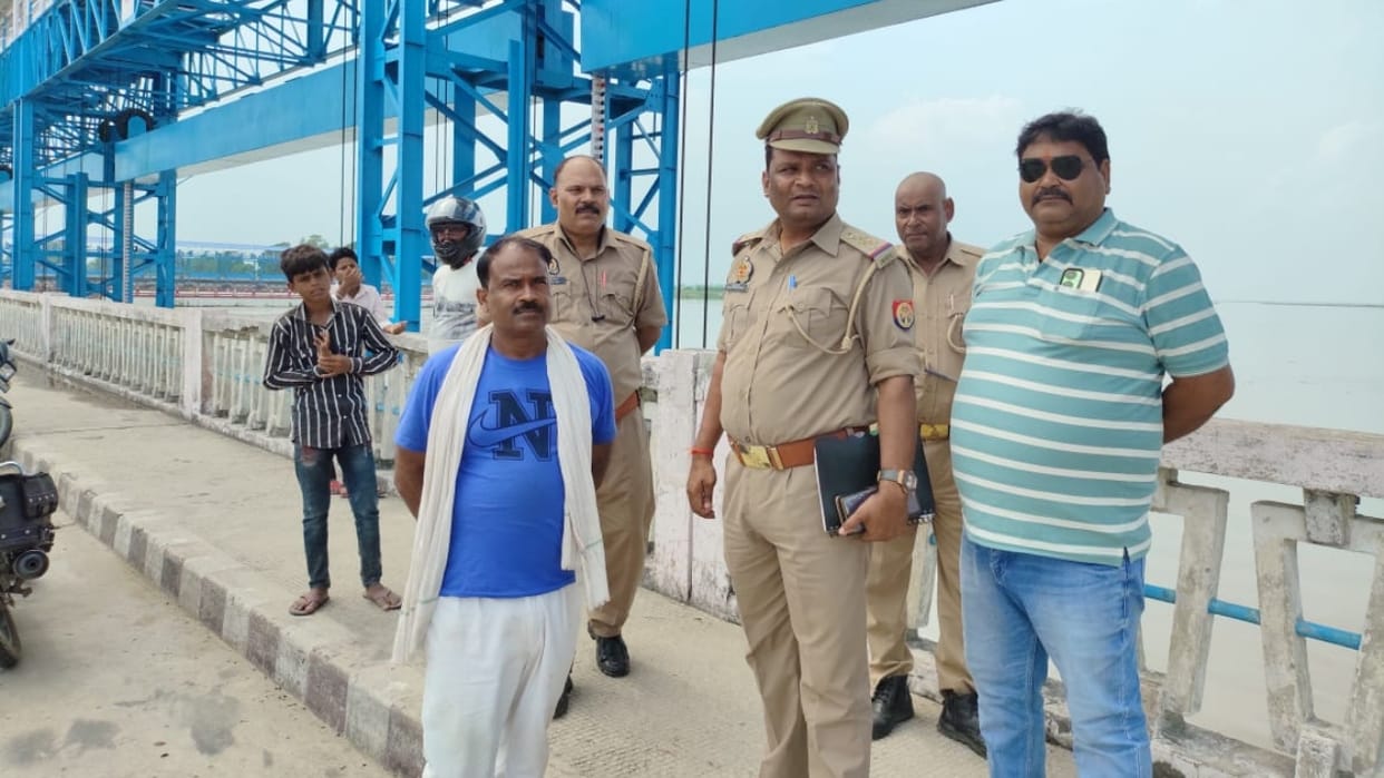 man parked bike by the barrage and jumped into the Sharada river in lakhimpur kheri