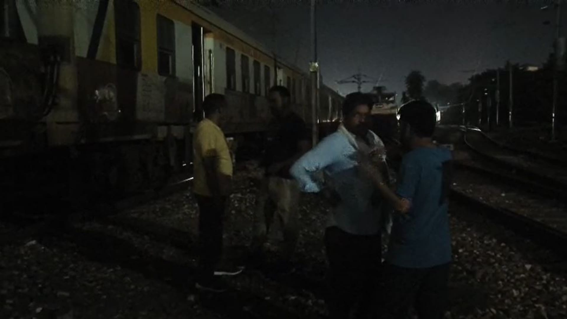 मौके पर मौजूद अधिकारियों की टीम