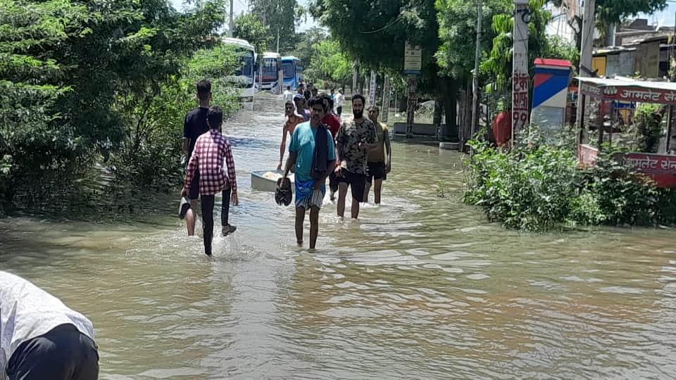 Yamuna wreaked havoc in Mathura-Vrindavan house collapsed eight buffaloes died all schools up to 12th closed