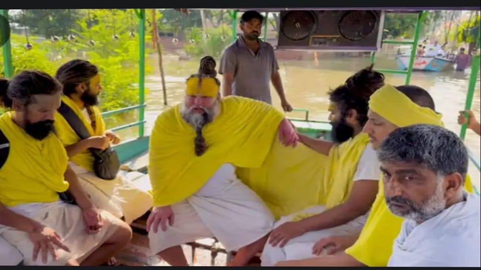 mathura sant premanand reach flood affected area in vrindavan by steamer