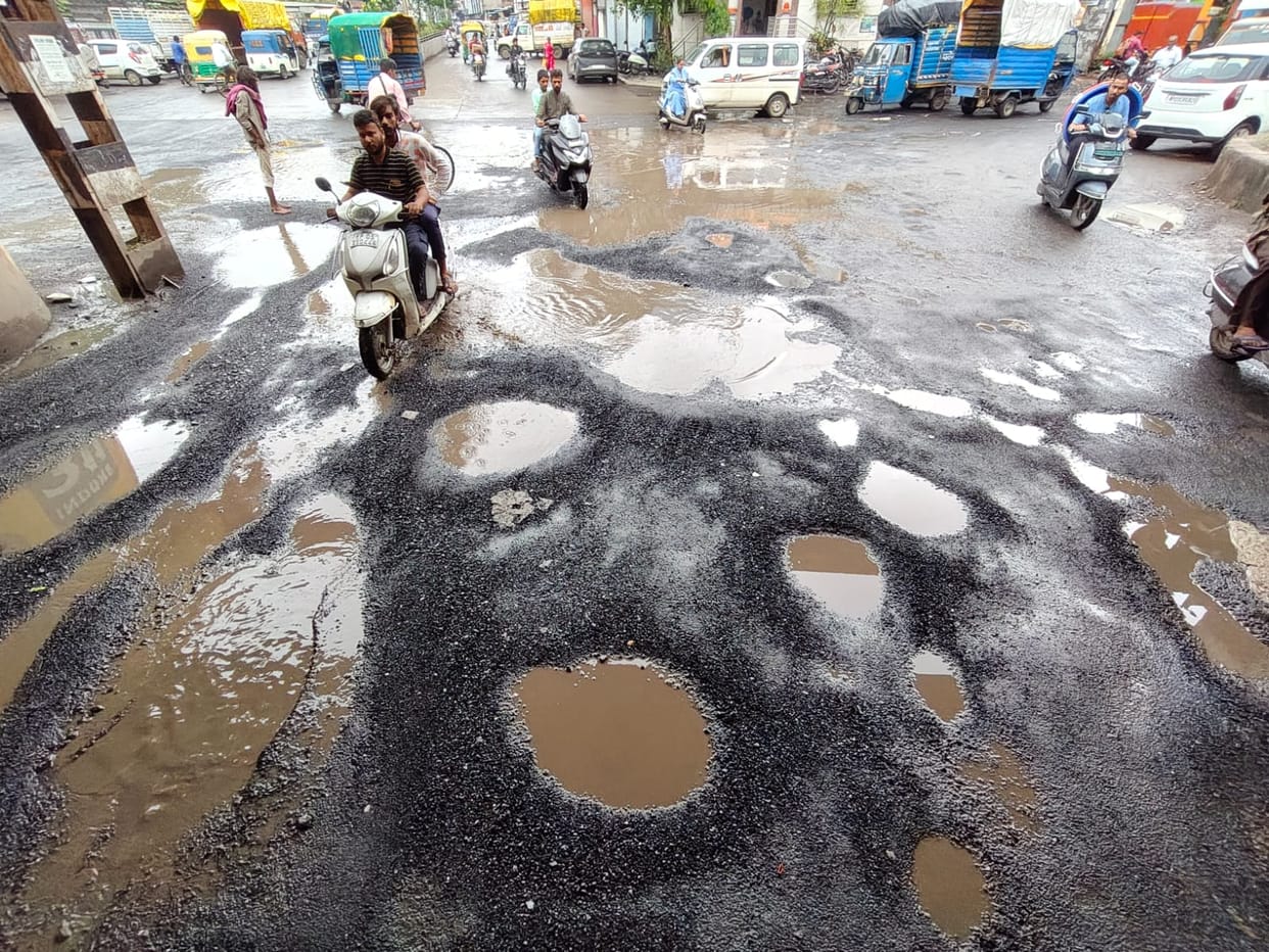 Indore: Rain washed away the crushed asphalt, now there are potholes on the roads of Indore