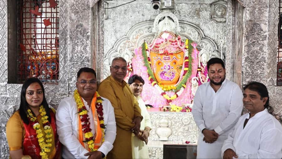 indore news new collector shivam verma takes charge meets public immediately