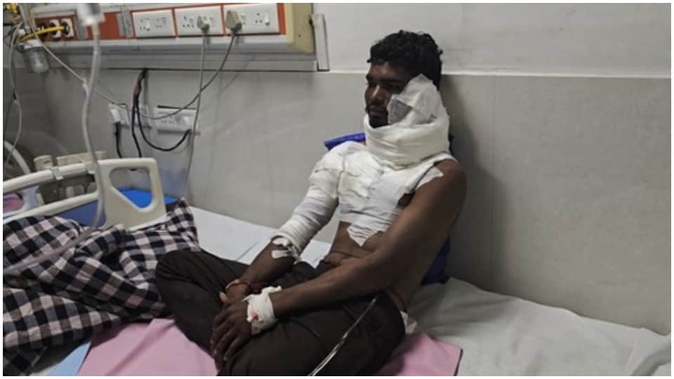 अस्पताल में भर्ती युवक।