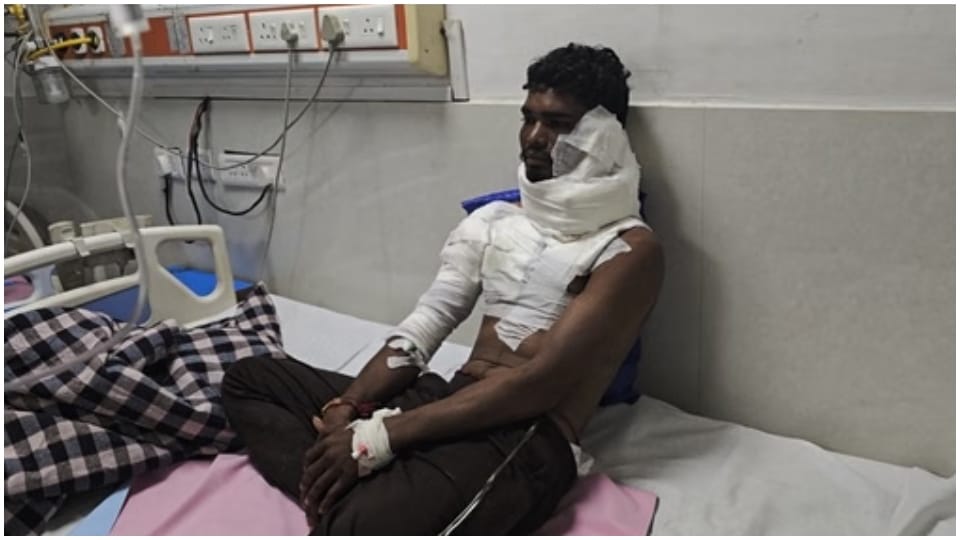 अस्पताल में भर्ती युवक।