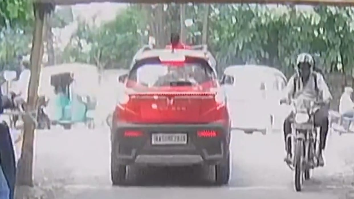 Shocking Viral Video Of A Child Traveling Through Car Sunroof Faces Barrier Ahead Video Will Shock You