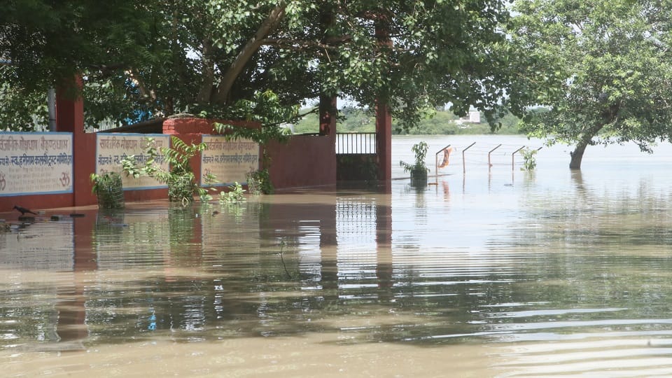 Agra Flood News: Yamuna Overflows at Taj Viewpoint, Cremations Taking Place on Roads Due to Space Shortage