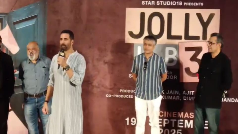 Akshay Kumar and Arshad Warsi Promote Film at Shopprix Mall Meerut, Greet Fans