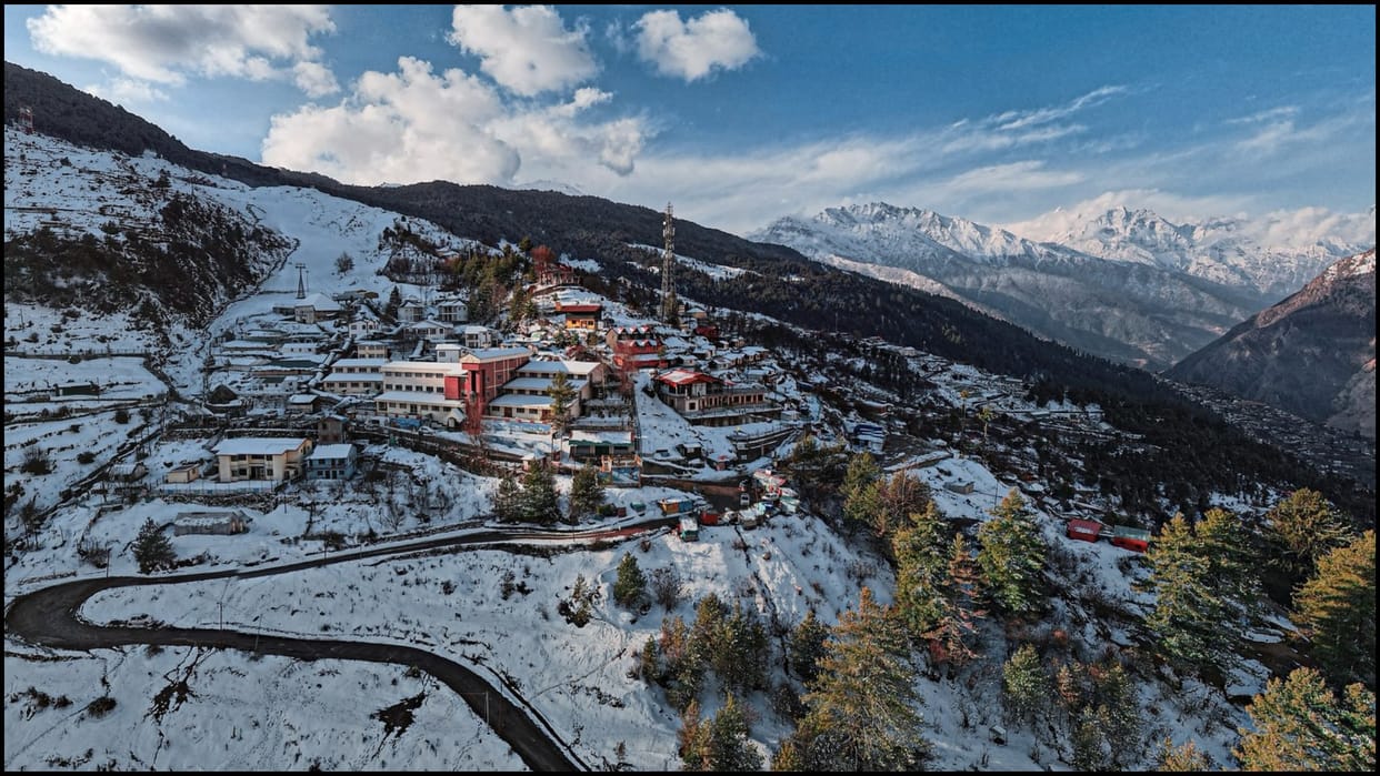 Christmas and New Year With increased crowds in Auli tourist vehicles will be parked in Ravigram Chamoli