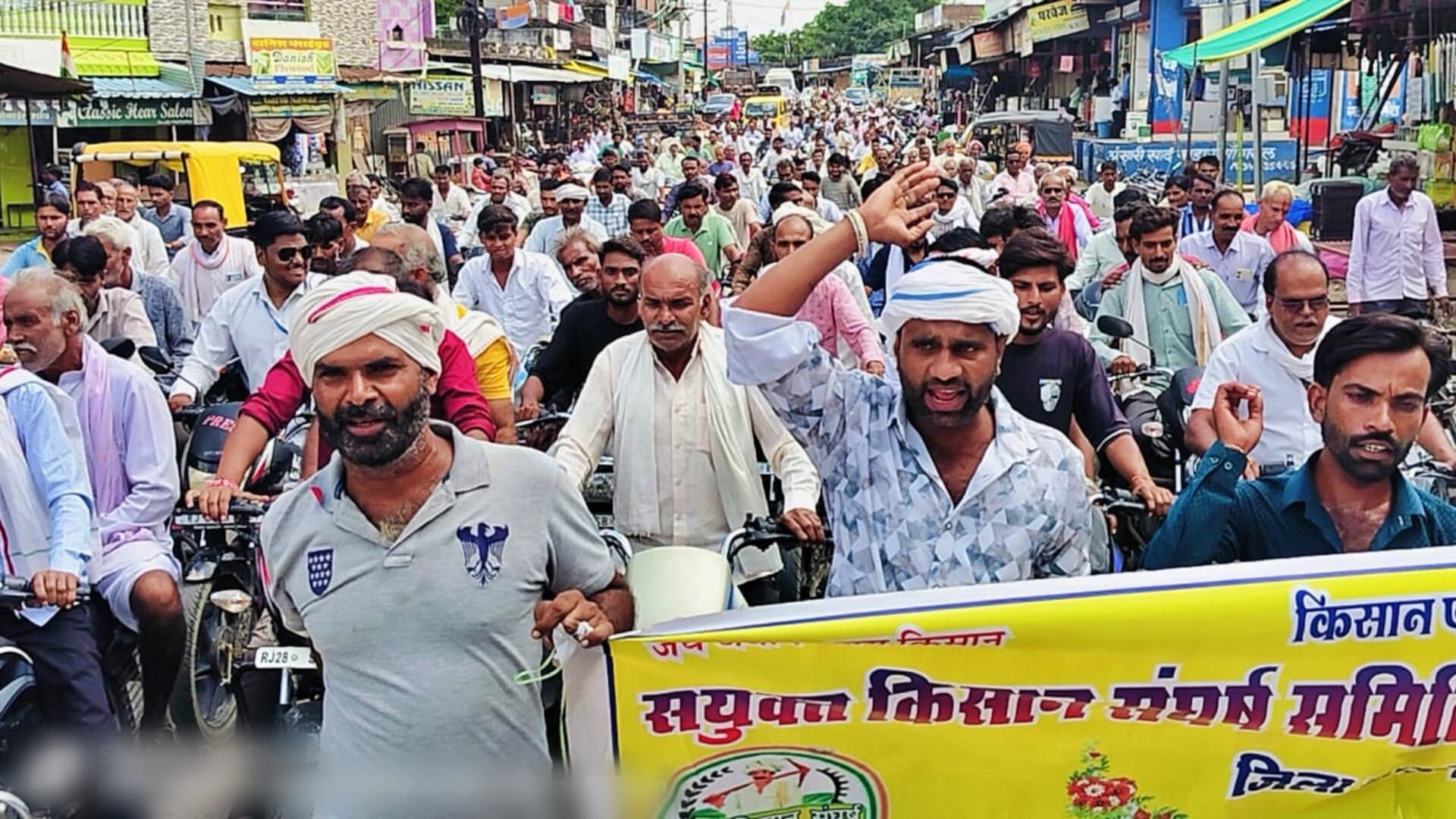 प्रशासन के खिलाफ प्रदर्शन करते किसान
