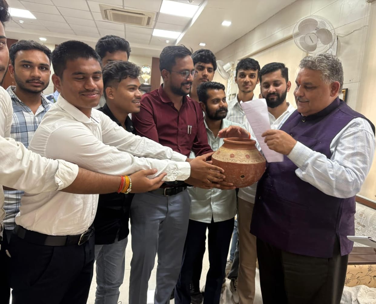 Bhopal: Drinking water crisis in RGPV hostels, students reached the Vice Chancellor with empty pots, warned of
