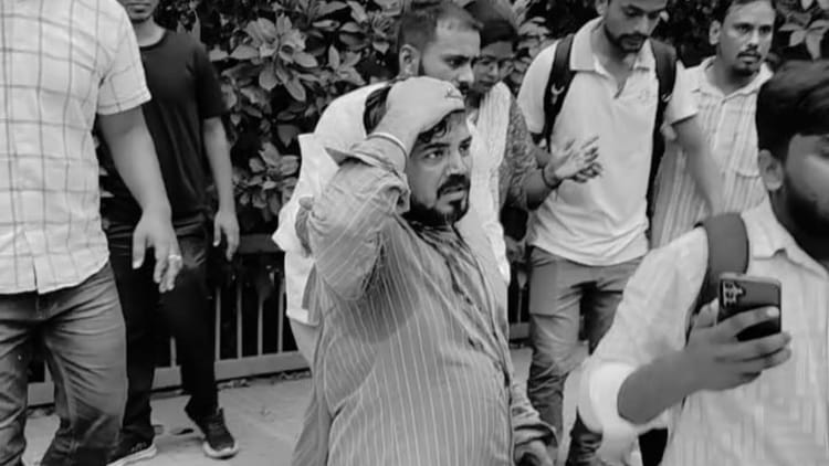 Bihar : राजस्व एवं भूमि विभाग के कर्मियों पर पुलिस ने किया लाठीचार्ज; राजद ने कहा- वोट की चोट से लेंगे बदला